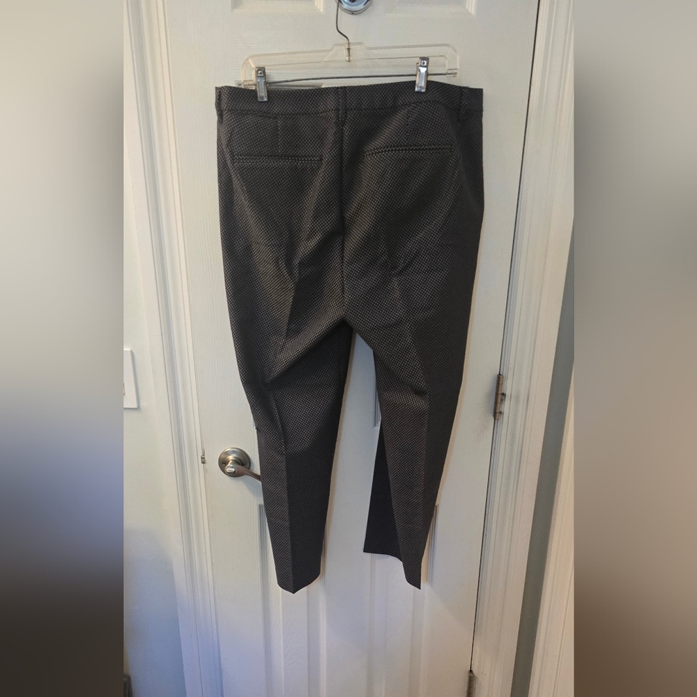 Old Navy Women's Cropped Pants, Small White Print, Front Pockets, Size 14 (310) - Picture 2 of 9